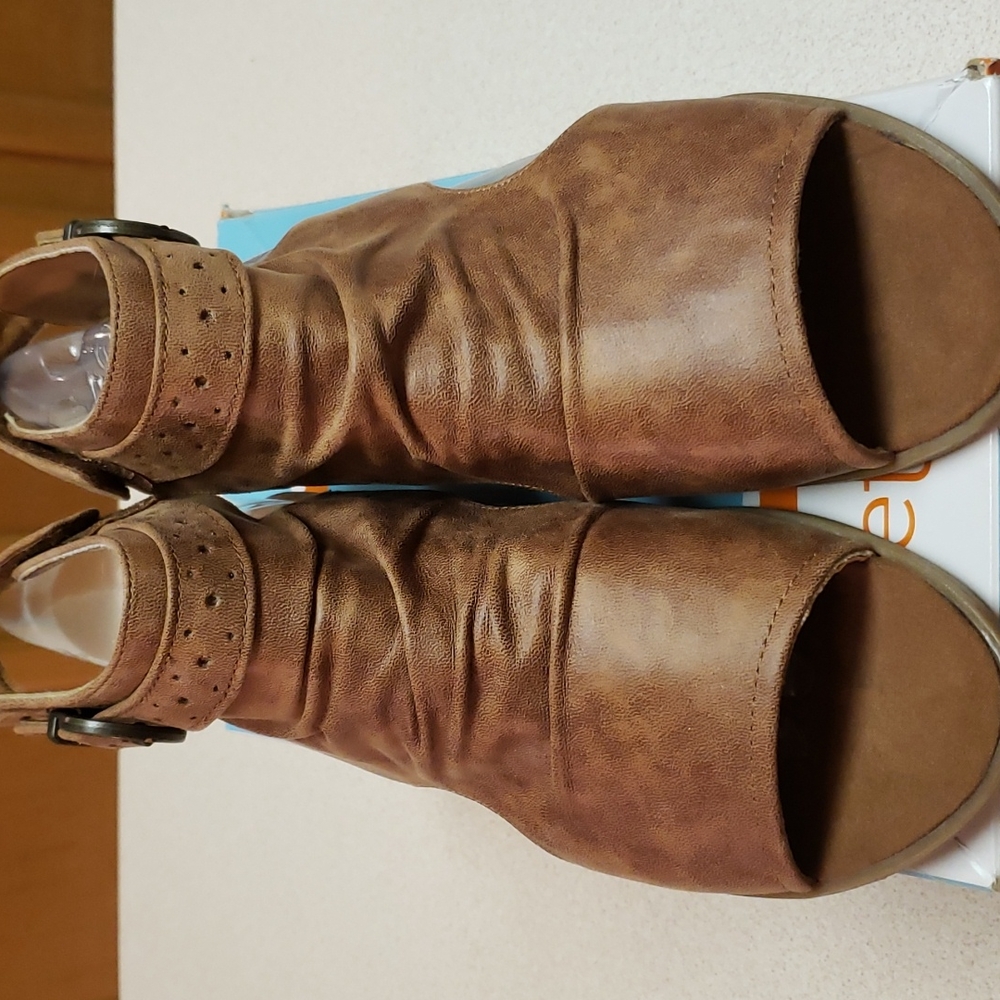 BareTraps Sheridan Cognac sandals NWB 10m